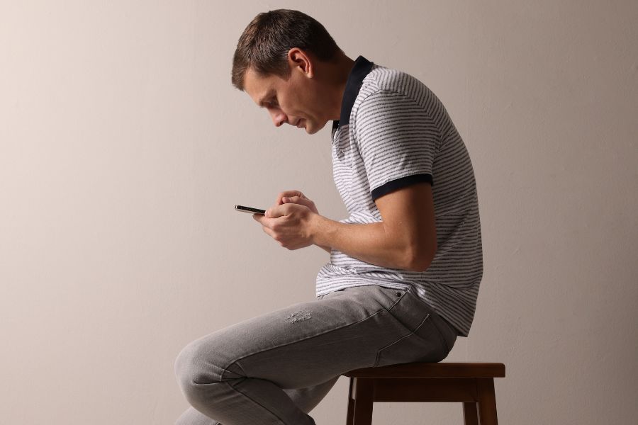 Como o uso do celular está destruindo a sua postura